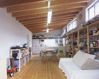アンティーク雑貨のある家– ガルバリウム鋼板とシンプルプランで実現したローコスト住宅 – (リビングからキッチンを見る)
