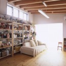 アンティーク雑貨のある家– ガルバリウム鋼板とシンプルプランで実現したローコスト住宅 –の写真 リビング