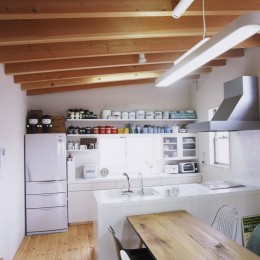 アンティーク雑貨のある家– ガルバリウム鋼板とシンプルプランで実現したローコスト住宅 – (キッチン)