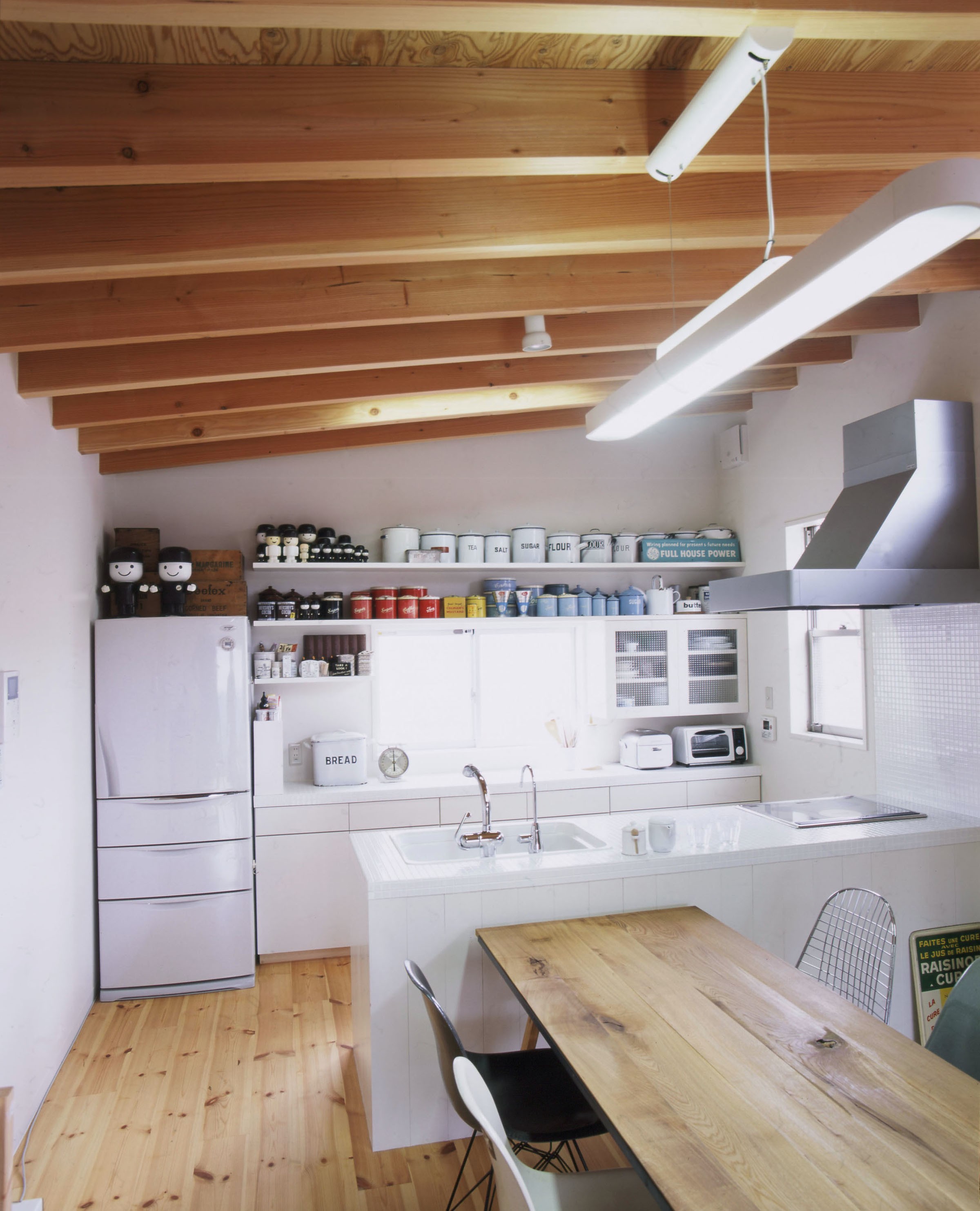 キッチン事例：キッチン（アンティーク雑貨のある家– ガルバリウム鋼板とシンプルプランで実現したローコスト住宅 –）