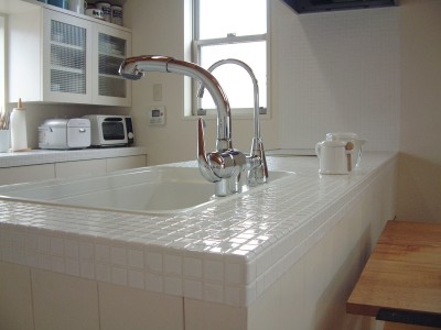 アンティーク雑貨のある家– ガルバリウム鋼板とシンプルプランで実現したローコスト住宅 – (キッチン)