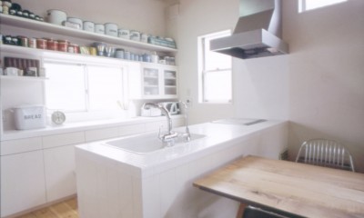キッチン｜アンティーク雑貨のある家– ガルバリウム鋼板とシンプルプランで実現したローコスト住宅 –