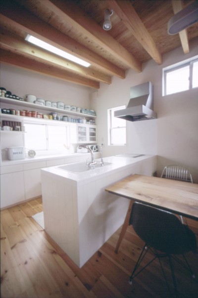 キッチン (アンティーク雑貨のある家– ガルバリウム鋼板とシンプルプランで実現したローコスト住宅 –)