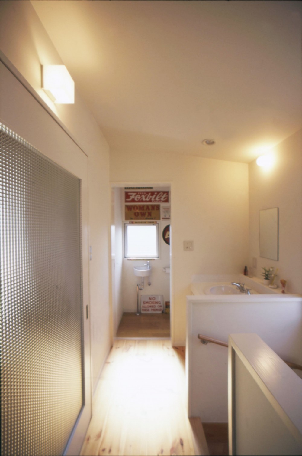 アンティーク雑貨のある家– ガルバリウム鋼板とシンプルプランで実現したローコスト住宅 – (２階廊下)