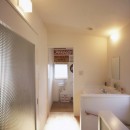 アンティーク雑貨のある家– ガルバリウム鋼板とシンプルプランで実現したローコスト住宅 –の写真 ２階廊下
