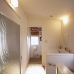 アンティーク雑貨のある家– ガルバリウム鋼板とシンプルプランで実現したローコスト住宅 – (２階廊下)