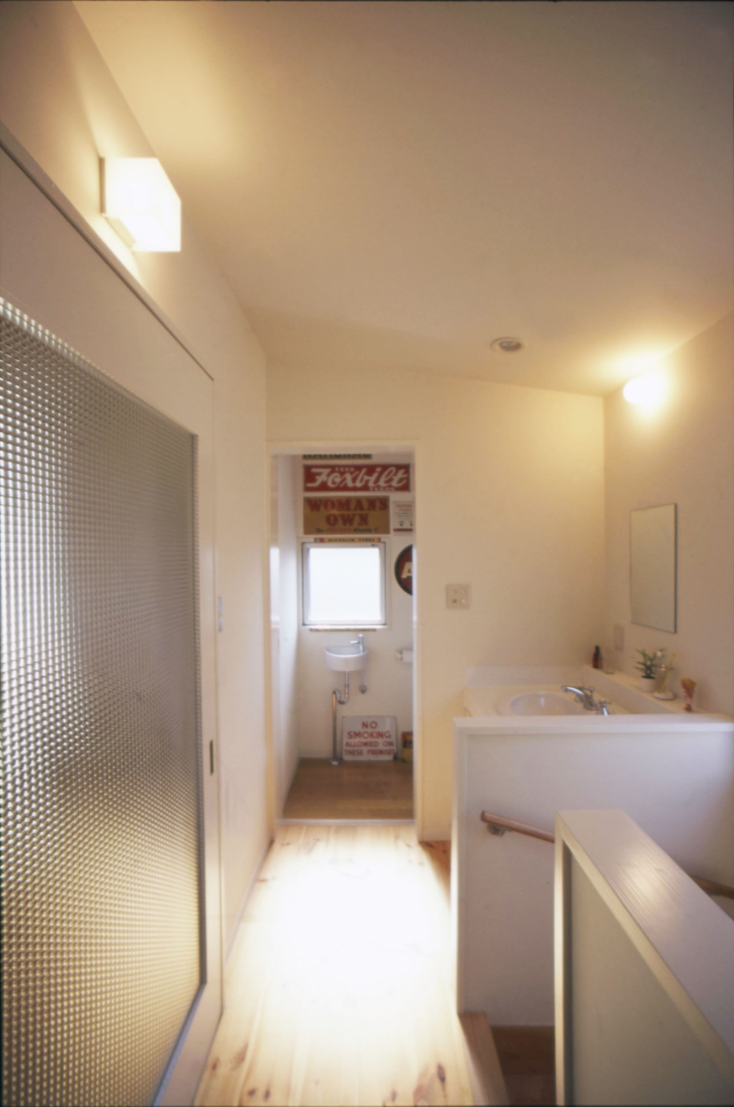 バス/トイレ事例：２階廊下（アンティーク雑貨のある家– ガルバリウム鋼板とシンプルプランで実現したローコスト住宅 –）