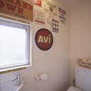 アンティーク雑貨のある家– ガルバリウム鋼板とシンプルプランで実現したローコスト住宅 –の写真 お手洗い