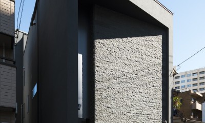 天然石を用いた上質デザインの外観｜都市の寛ぎを楽しむ家／東京渋谷区