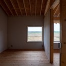 新篠津西の家　田園風景を楽しむ小さな平屋｜新築の写真 居間に面した寝室