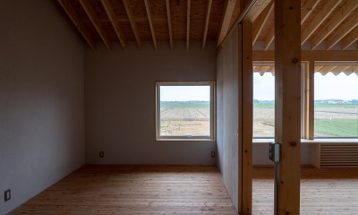 新篠津西の家　田園風景を楽しむ小さな平屋｜新築 (居間に面した寝室)