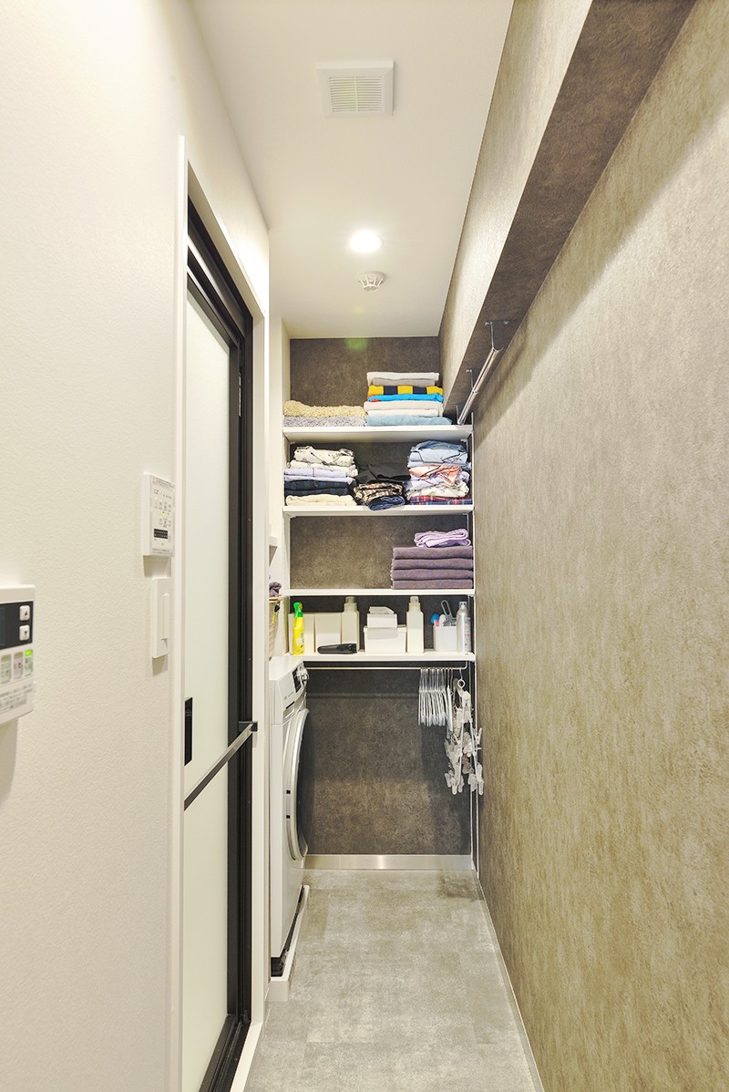 バス/トイレ事例：洗面と機能を分け、脱衣室＆ランドリールームを設けてプライベートな空間としています（キッチンもワークスペースも。2つのアイランド）
