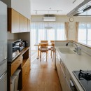 機能的で暮らしやすいシンプルナチュラルな家の写真 キッチン