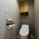 機能的で暮らしやすいシンプルナチュラルな家の写真 トイレ