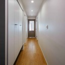 機能的で暮らしやすいシンプルナチュラルな家の写真 廊下