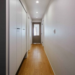 機能的で暮らしやすいシンプルナチュラルな家 (廊下)