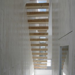 稲村ケ崎　- 光の波が打ち寄せる家 - (階段裏と天井のアール)