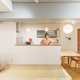 キッチン (陽だまりの中でうたた寝が出来る家。－小上がりと玄関収納から組み立てた1LDKー)