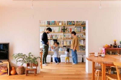 塗装壁と無垢質感の床と本棚 (家族色に描いて。)