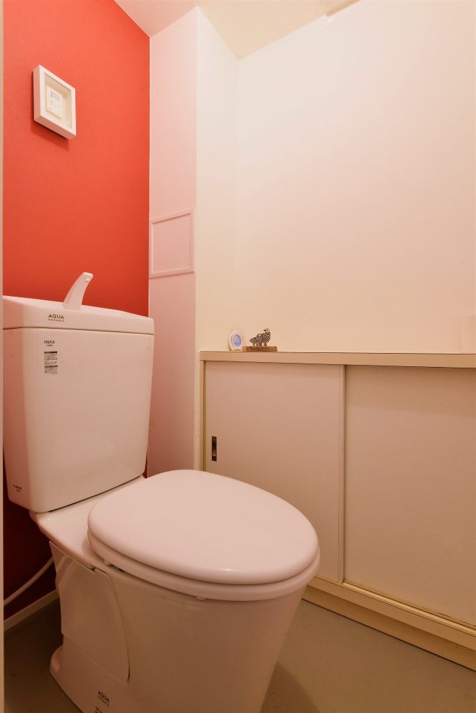 バス/トイレ事例：目を惹く明るいアクセントカラーでトイレも楽しい雰囲気に（家族色に描いて。）