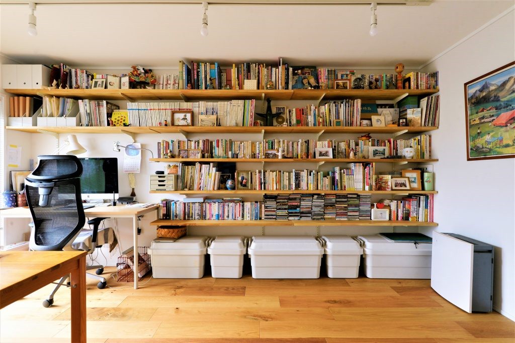 書斎事例：本棚はインテリア（家族色に描いて。）