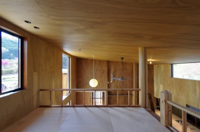 ロフト (舟生　- 木材の美しさを感じる凸凹壁の家 -)