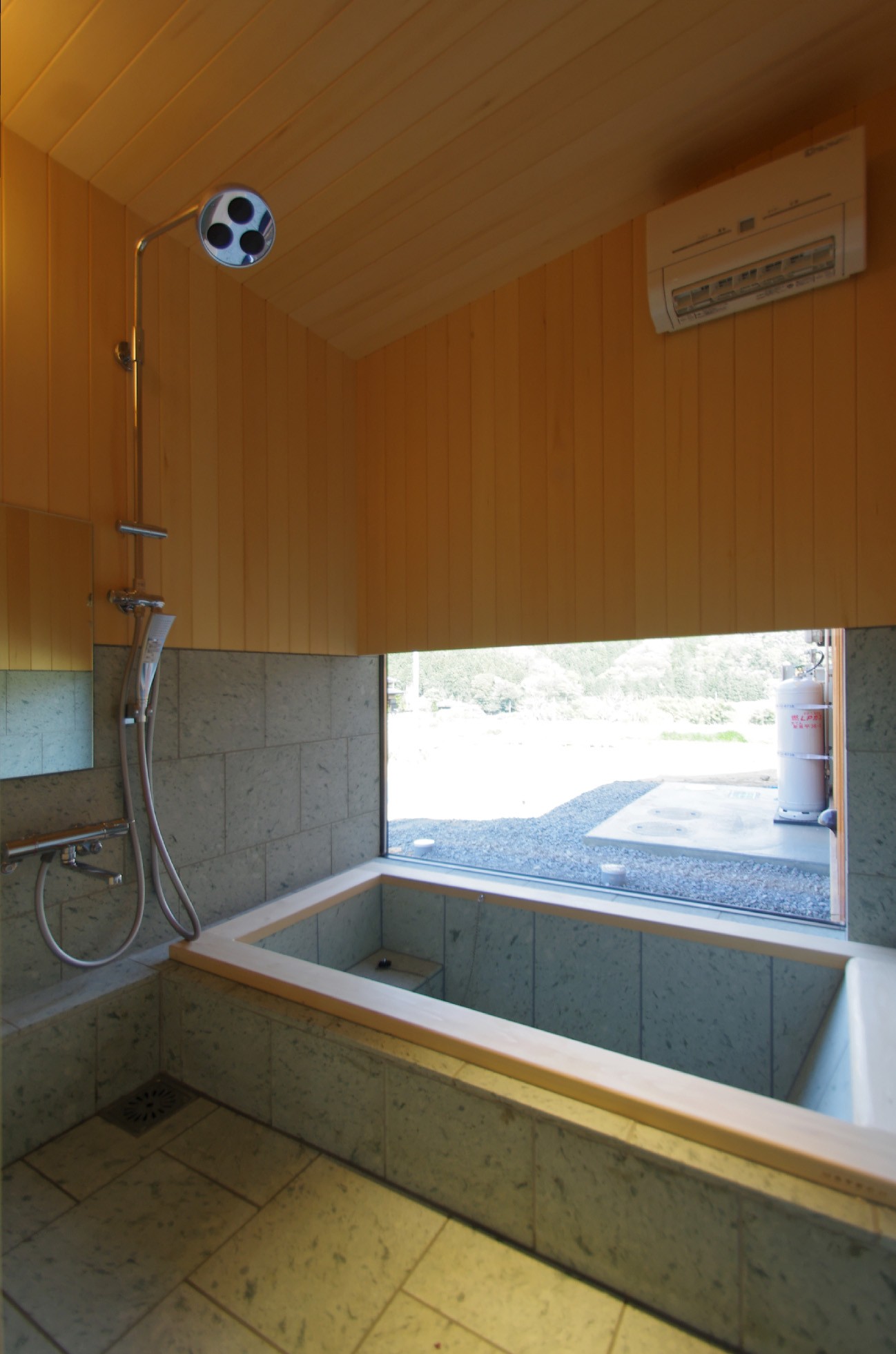 バス/トイレ事例：バスルーム（舟生　- 木材の美しさを感じる凸凹壁の家 -）