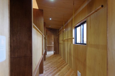 収納のある廊下 (舟生　- 木材の美しさを感じる凸凹壁の家 -)