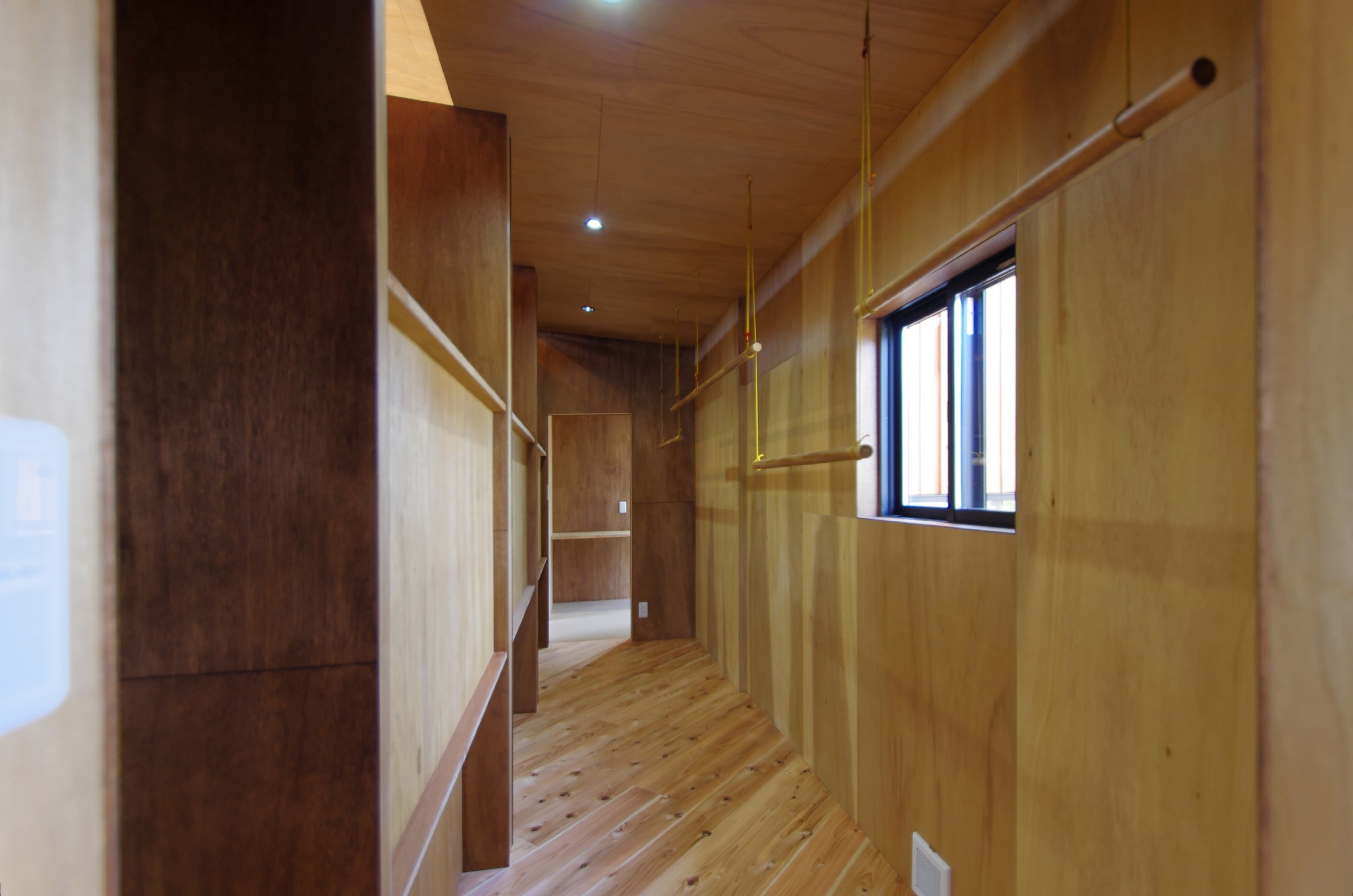 その他事例：収納のある廊下（舟生　- 木材の美しさを感じる凸凹壁の家 -）