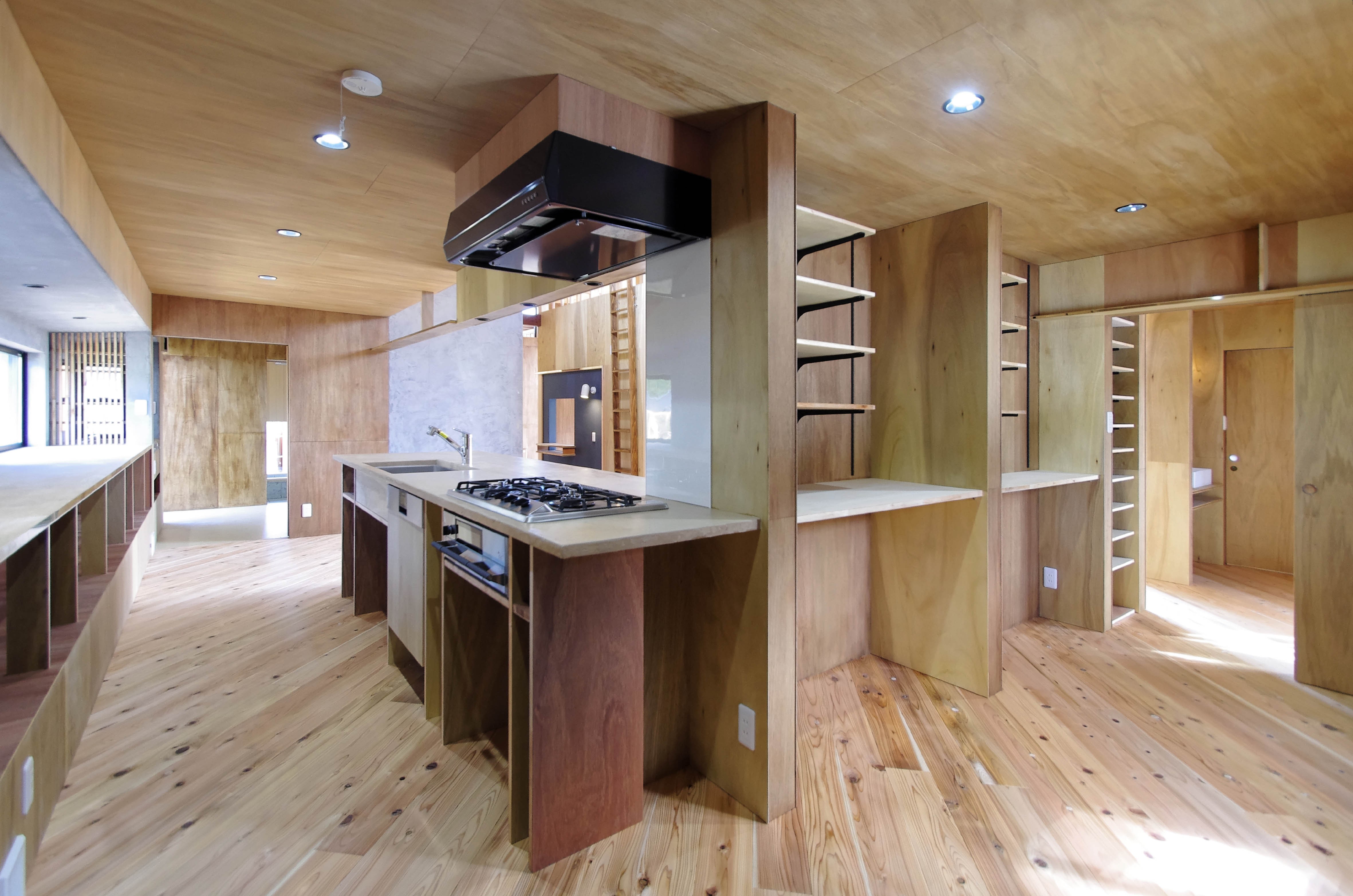 キッチン事例：キッチン（舟生　- 木材の美しさを感じる凸凹壁の家 -）