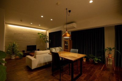 ホテルライクなコーニス照明のリビングダイニング (お家時間をゆっくり過ごす、夫婦二人暮らしの大人な住まい)