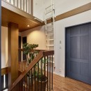 バリとモダンが同居する2世帯住宅リフォームの写真 階段