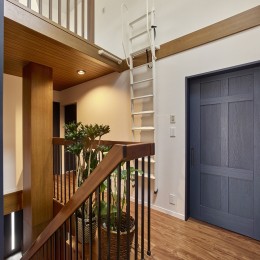 階段 (バリとモダンが同居する2世帯住宅リフォーム)