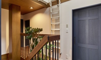 バリとモダンが同居する2世帯住宅リフォーム (階段)
