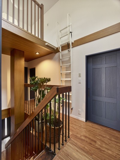 階段 (バリとモダンが同居する2世帯住宅リフォーム)