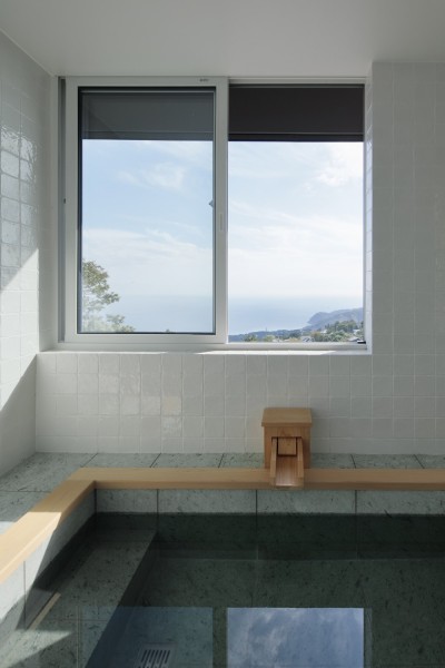 眺めの良い浴室　バスルーム　湿式　在来 (大屋根まわりの眺居)