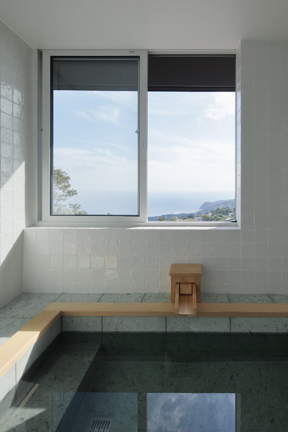 バス/トイレ事例：眺めの良い浴室　バスルーム　湿式　在来（大屋根まわりの眺居）