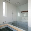大屋根まわりの眺居の写真 洗面室と繋がる浴室　バスルーム　湿式　在来