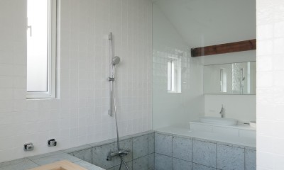 洗面室と繋がる浴室　バスルーム　湿式　在来｜大屋根まわりの眺居