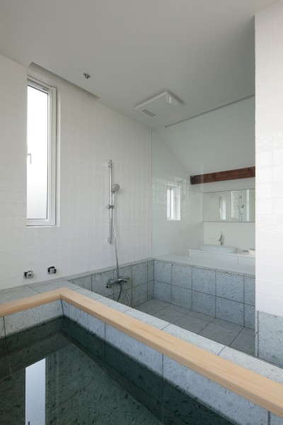 洗面室と繋がる浴室　バスルーム　湿式　在来 (大屋根まわりの眺居)