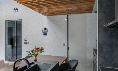 ルーバー天井が印象的なダイニングキッチン｜デザイン性と快適さを併せ持つ三角形のモダンハウス