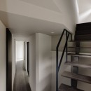 デザイン性と快適さを併せ持つ三角形のモダンハウスの写真 木製のスケルトン階段とアイアン手すり