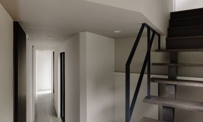 木製のスケルトン階段とアイアン手すり｜デザイン性と快適さを併せ持つ三角形のモダンハウス