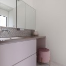 デザイン性と快適さを併せ持つ三角形のモダンハウスの写真 ピンクグレーが印象的な造作洗面