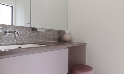ピンクグレーが印象的な造作洗面｜デザイン性と快適さを併せ持つ三角形のモダンハウス