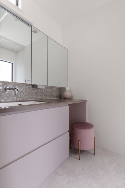 ピンクグレーが印象的な造作洗面 (デザイン性と快適さを併せ持つ三角形のモダンハウス)