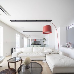 ミニマルデザインと立体的な中庭が特徴の家 (伸びやかに展開する開放的なLDK)