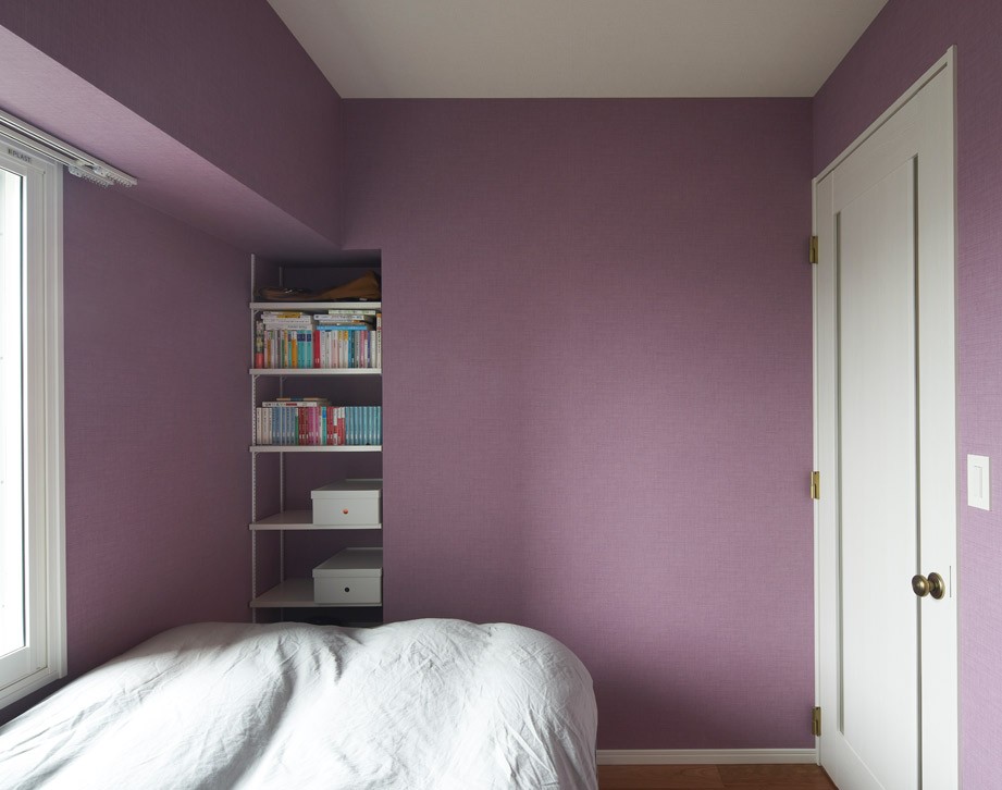 ベッドルーム事例：旅先の街並みからチョイスした色（個室に思い思いのテーマを設けた、遊び心があふれる自宅リノベーション。）