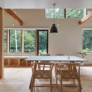 草津別荘ー森の中でひっそりと過ごす家ーの写真 キッチンから森を眺める