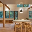 草津別荘ー森の中でひっそりと過ごす家ーの写真 キッチンから森を眺める。照明点灯時。